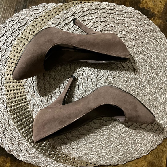 Breckelle’s Holly Womens Blush Suede Heels Size 7 - Picture 6 of 7